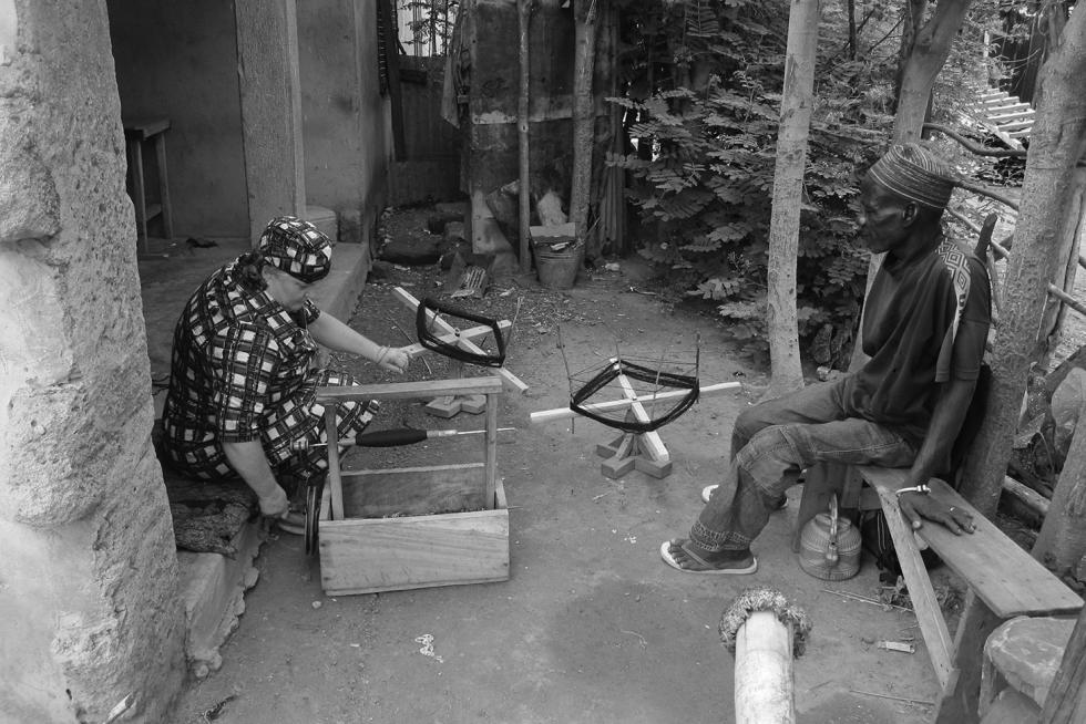 Professor Lung and Mr. Sadik preparing the warp in Ghana, Afrika